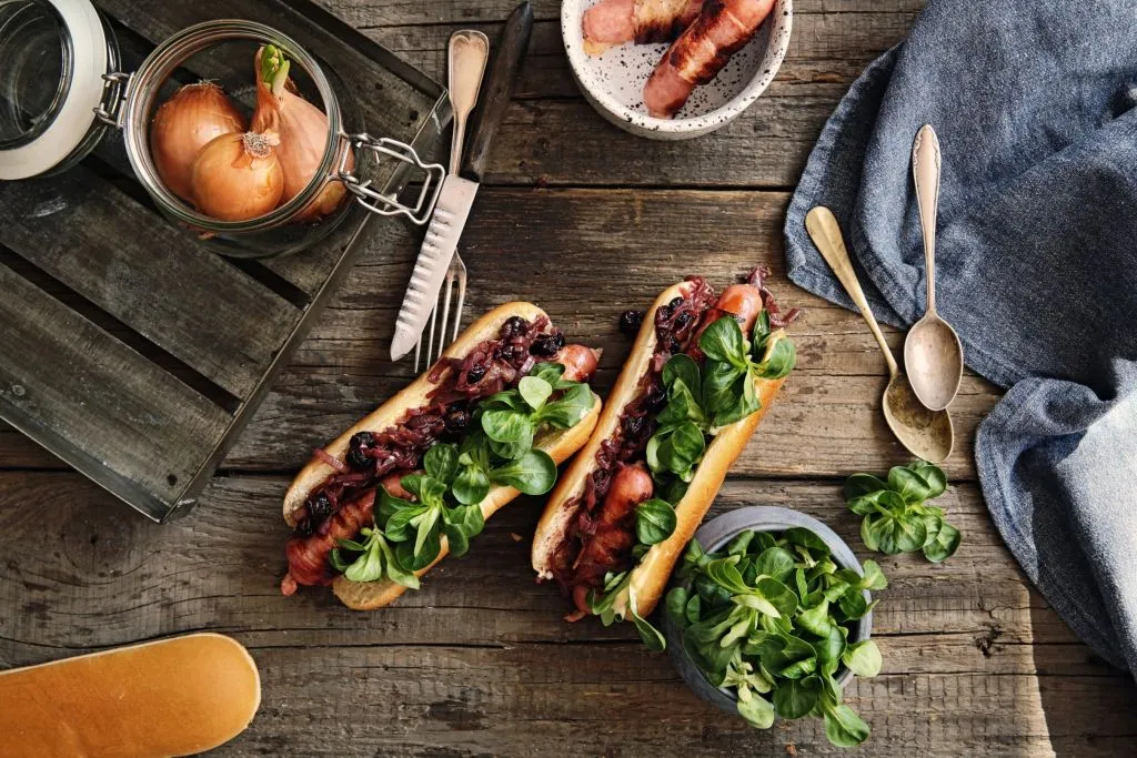 Hot dog s brusnicovo-cibuľovým čatní