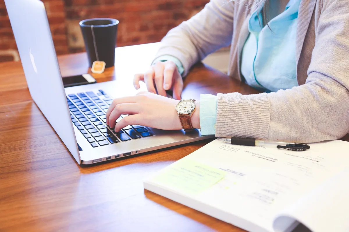 Ako správne sedieť doma pri počítači?