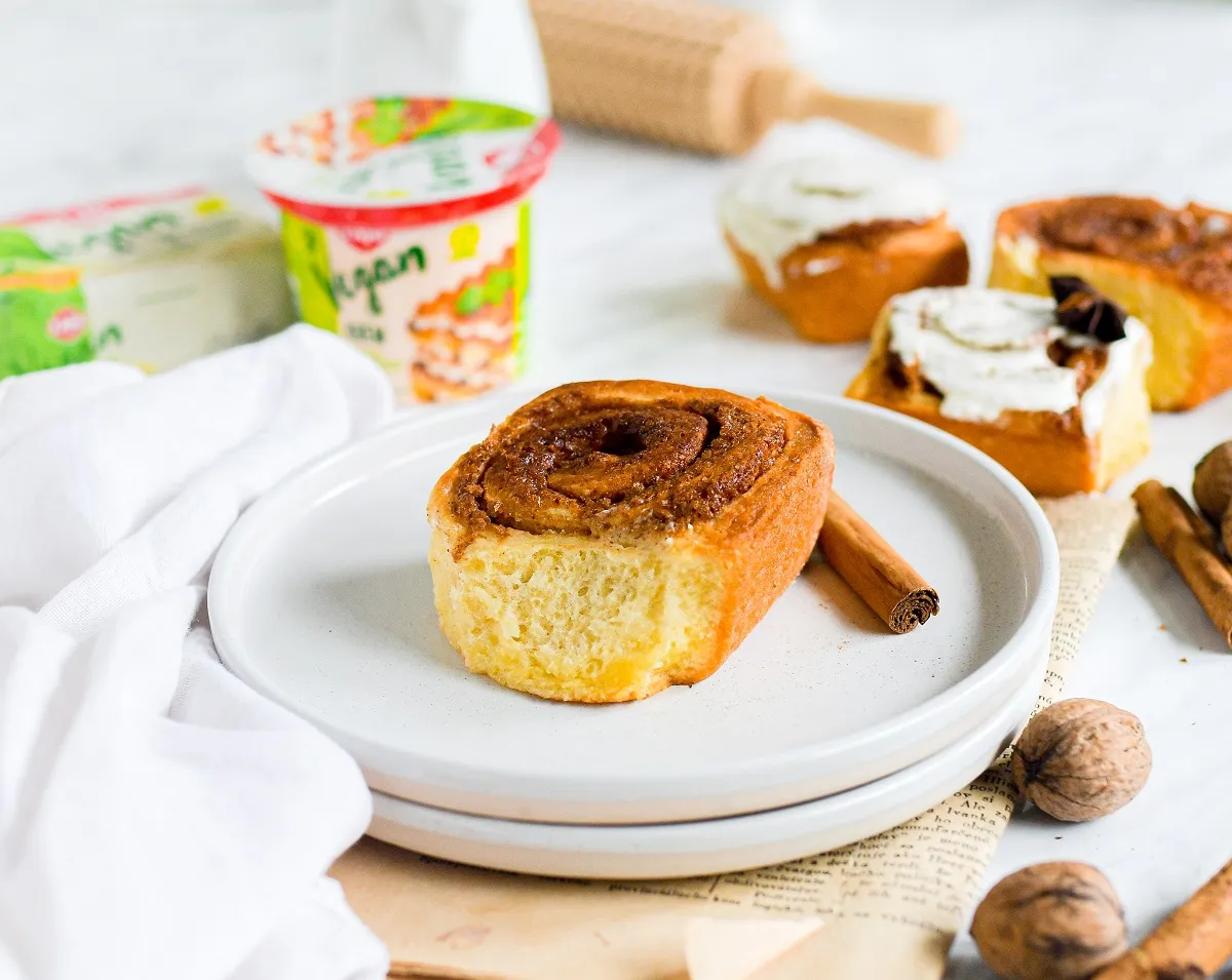 Kysnuté škoricové slimáky s Vegan mascarpone polevou