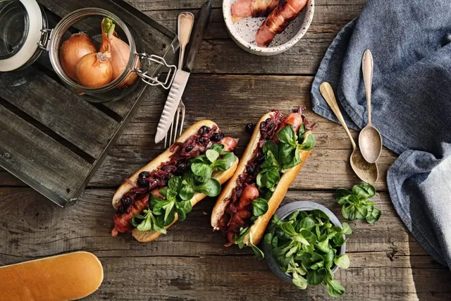 Hot dog s brusnicovo-cibuľovým čatní