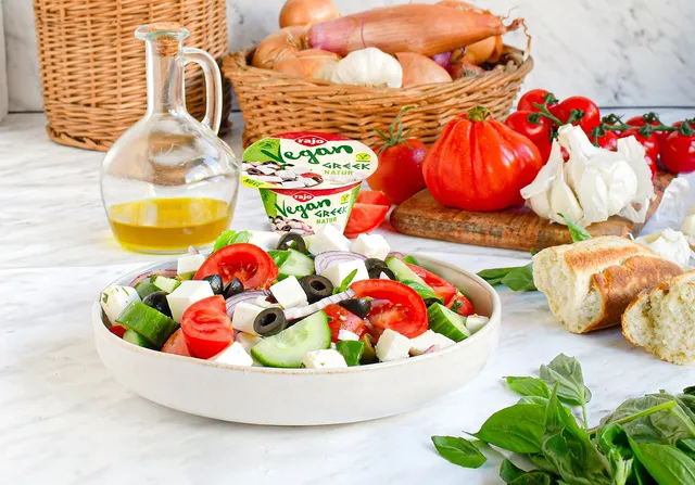 Pripravte si grécky šalát s vegánskym syrom feta