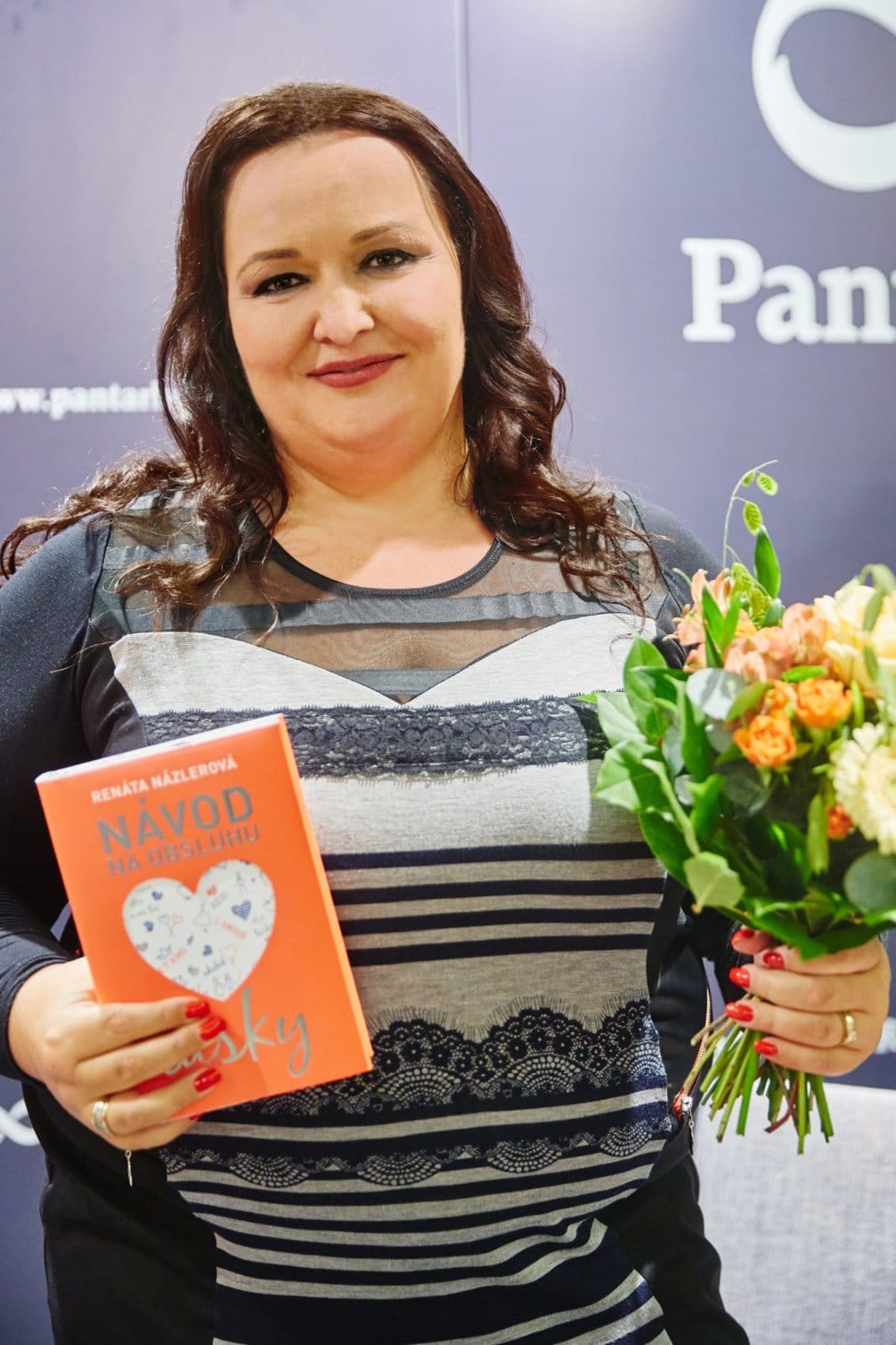 KNIHA_Navod na obsluhu lasky_Autorka Renata Nazlerova s knihou_zdroj Fortuna Libri